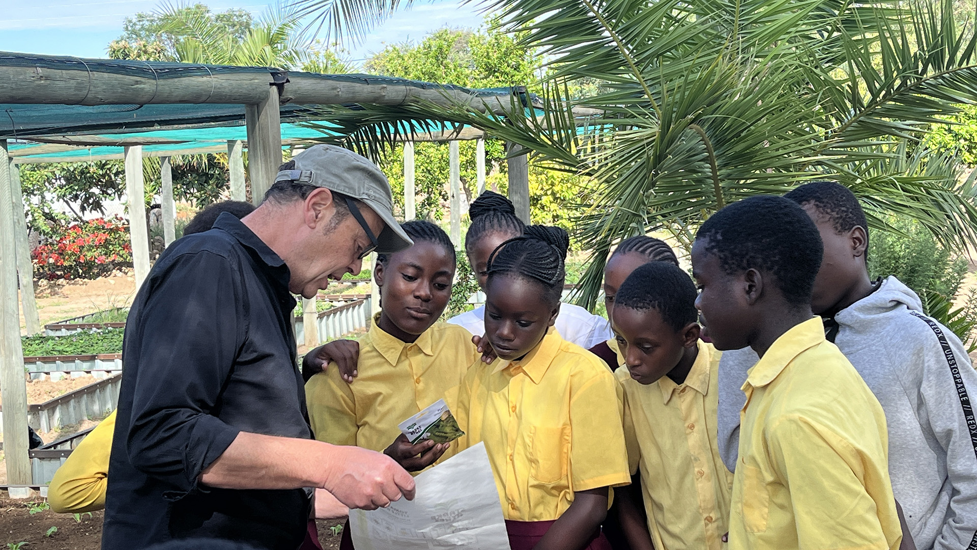 Sowing workshop with the students in the school garden.